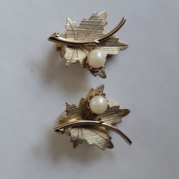VTG 60s SIGNED Sarah Coventry MapleGold Tone Leaf Clip On W/pearl AccentEarrings - Picture 6 of 7
